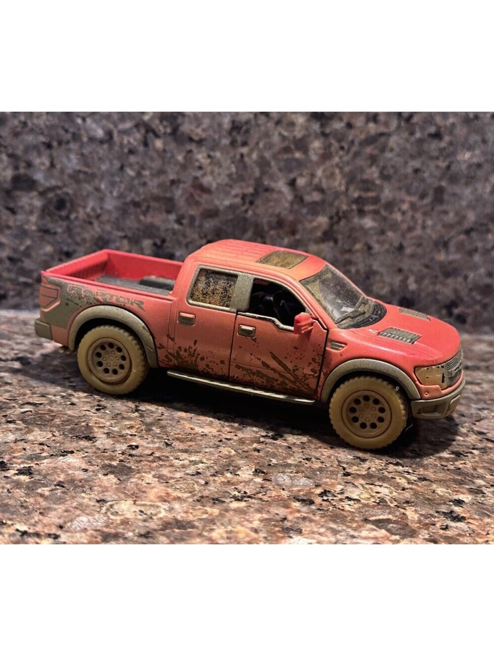 Kinsmart 2013 Ford F-150 SVT Raptor SuperCrew Red Mud Splatter 1/46 KT5365 Truck